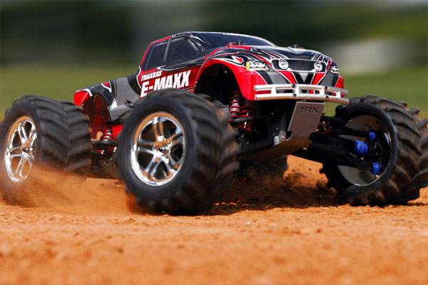 Радиоуправляемая машина E-Revo Brushless 2.4GHz 4WD RTR (TRA3903) (нажмите для увеличения) Радиоуправляемая машина E-Revo Brushless 2.4GHz 4WD RTR (TRA3903) (нажмите для увеличения)