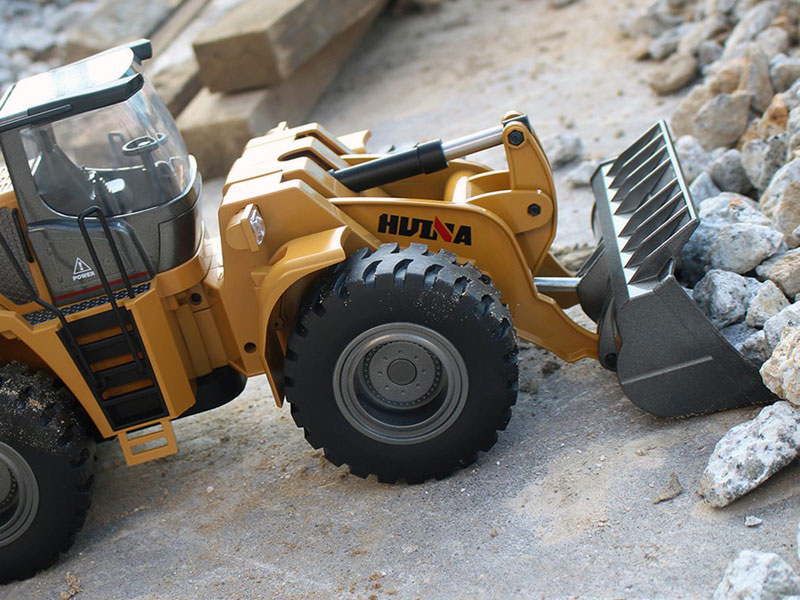 Радиоуправляемый фронтальный погрузчик Huina RC Wheeled Loader 1:14 2.4GHz RTR (HN1583) (нажмите для увеличения) Радиоуправляемый фронтальный погрузчик Huina RC Wheeled Loader 1:14 2.4GHz RTR (HN1583) (нажмите для увеличения)